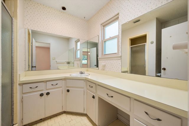815 Vail Drive, Arlington, TX 76012