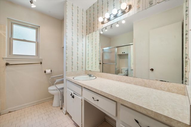815 Vail Drive, Arlington, TX 76012