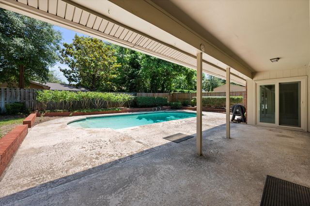 815 Vail Drive, Arlington, TX 76012