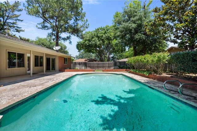 815 Vail Drive, Arlington, TX 76012