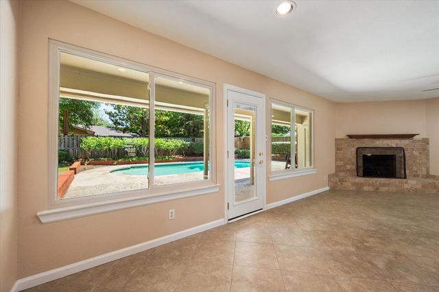 815 Vail Drive, Arlington, TX 76012