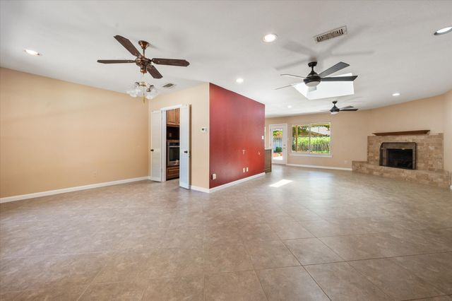 815 Vail Drive, Arlington, TX 76012