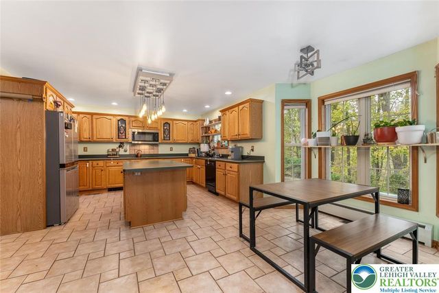 1187 Manzanedo Road, Price Twp, PA 18302