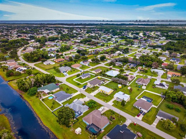 2341 SE West Blackwell Drive, Port Saint Lucie, FL 34952