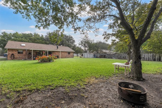 221 Crockett Lane, Hewitt, TX 76643