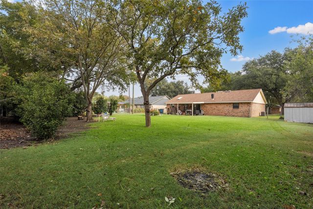 221 Crockett Lane, Hewitt, TX 76643