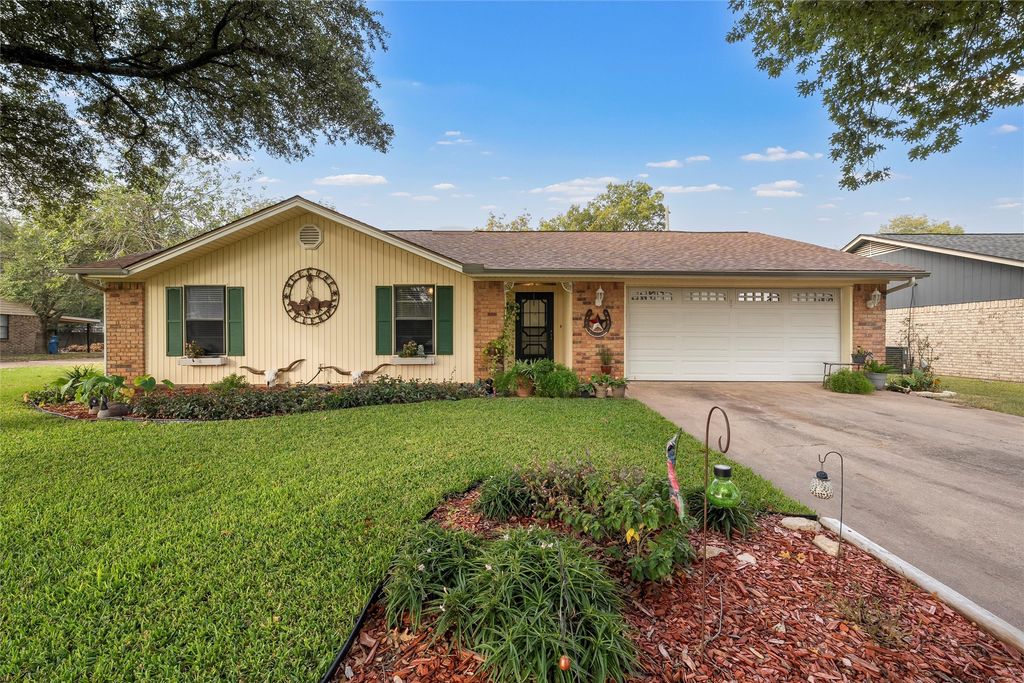 221 Crockett Lane, Hewitt, TX 76643