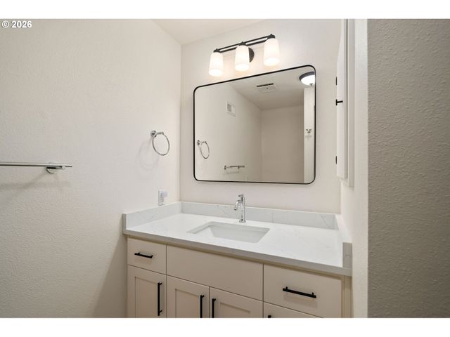 67 CONDOLEA Ter, Lake Oswego, OR 97035