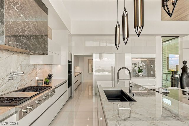 4 Chisel Crest Court, Henderson, NV 89012