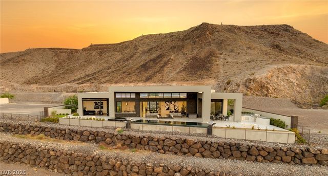 4 Chisel Crest Court, Henderson, NV 89012