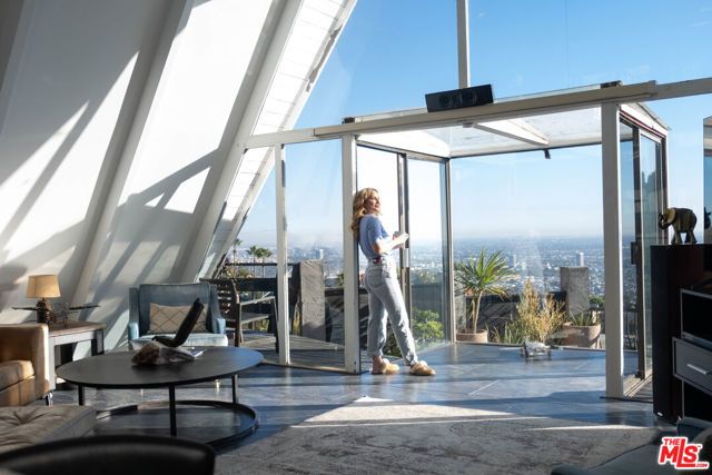 2144 Sunset Plaza Drive, Los Angeles, CA 90069