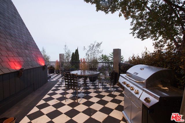 2144 Sunset Plaza Drive, Los Angeles, CA 90069