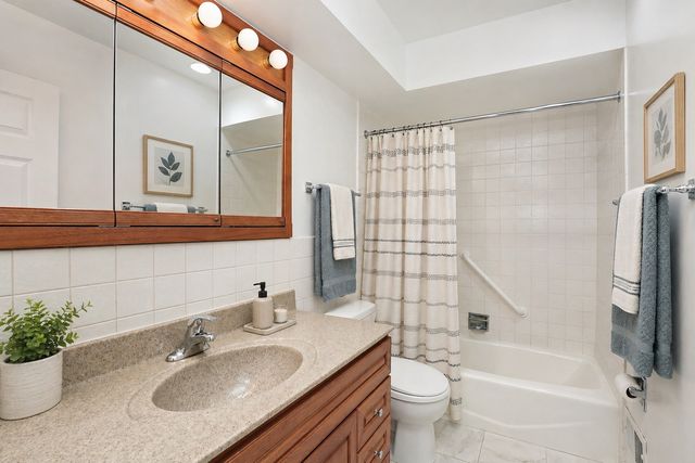 1008 Oxford Road, Deerfield, IL 60015