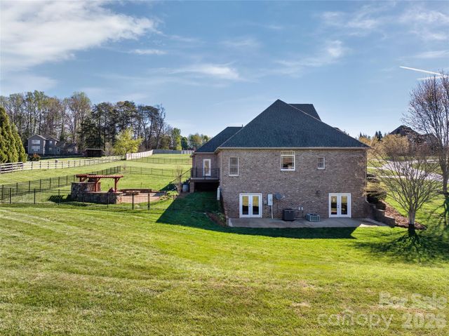 5873 Bakers Point, Hickory, NC 28602