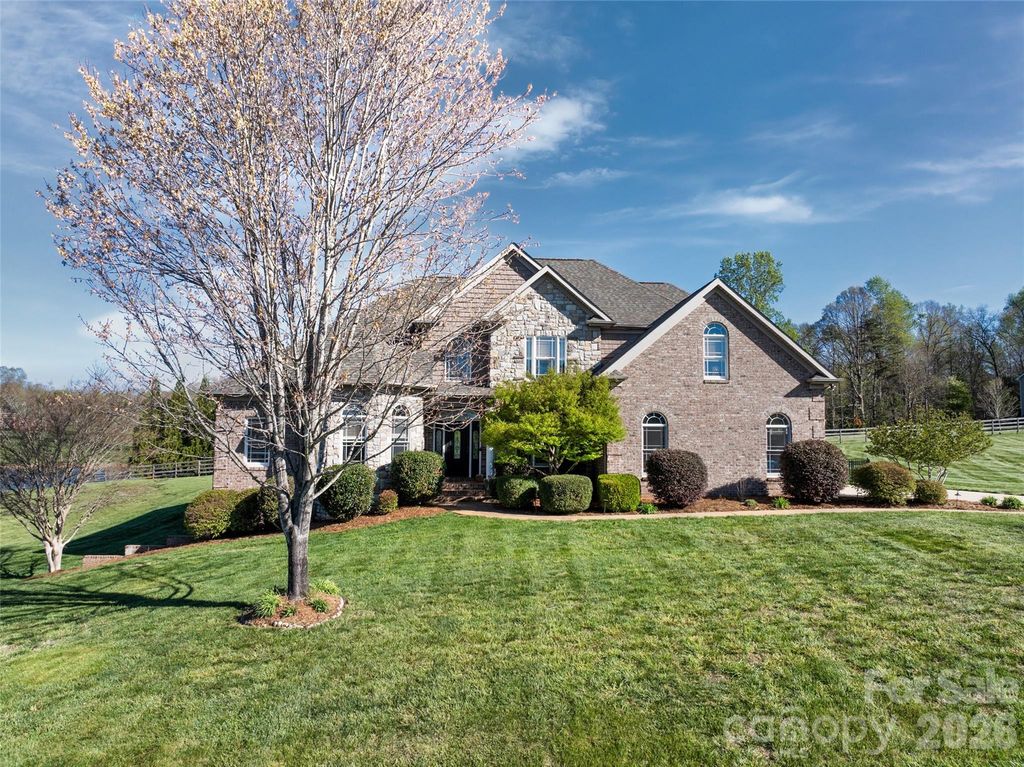 5873 Bakers Point, Hickory, NC 28602