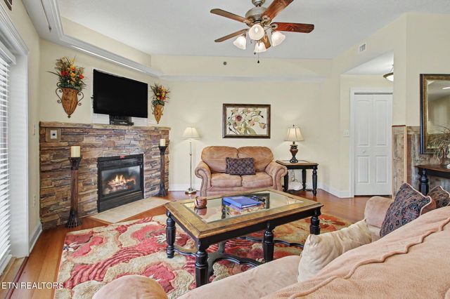 513 McCarter Rd Apt 4M, Gatlinburg, TN 37738