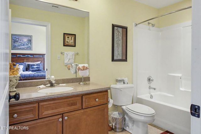 513 McCarter Rd Apt 4M, Gatlinburg, TN 37738