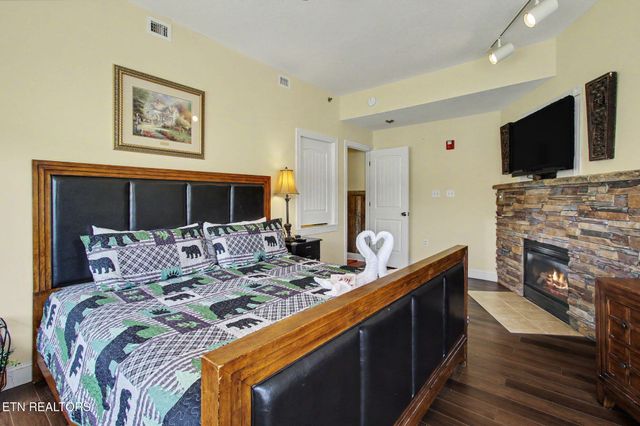 513 McCarter Rd Apt 4M, Gatlinburg, TN 37738