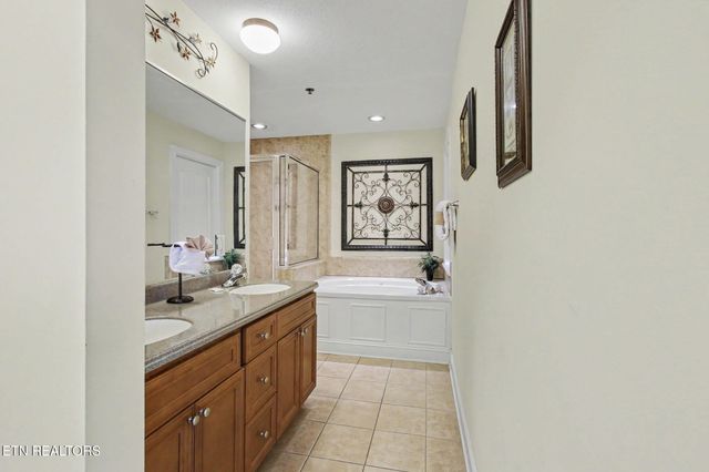 513 McCarter Rd Apt 4M, Gatlinburg, TN 37738