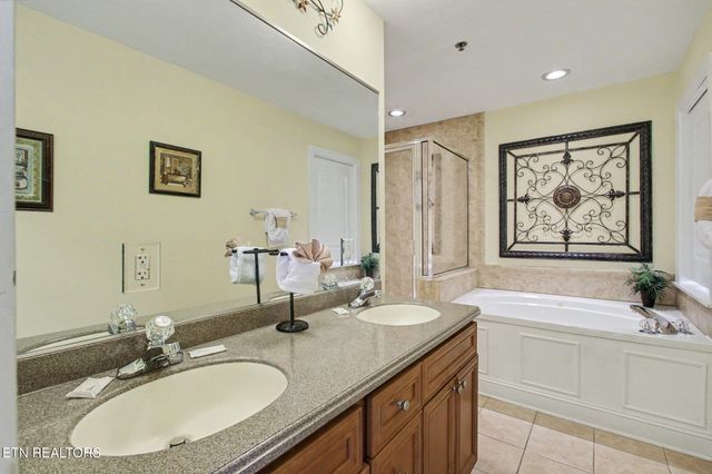 513 McCarter Rd Apt 4M, Gatlinburg, TN 37738