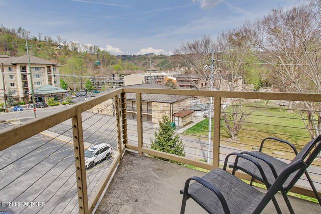 513 McCarter Rd Apt 4M, Gatlinburg, TN 37738