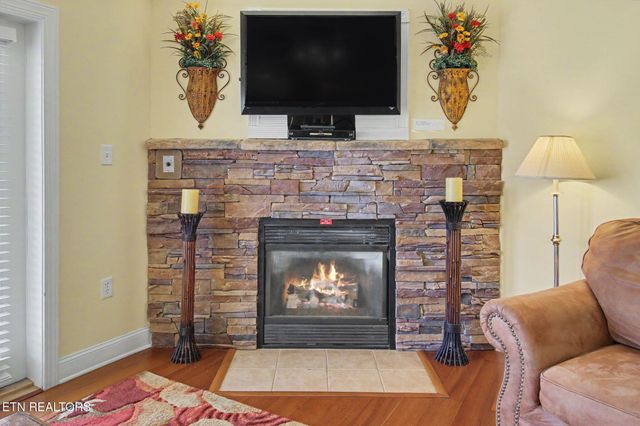 513 McCarter Rd Apt 4M, Gatlinburg, TN 37738