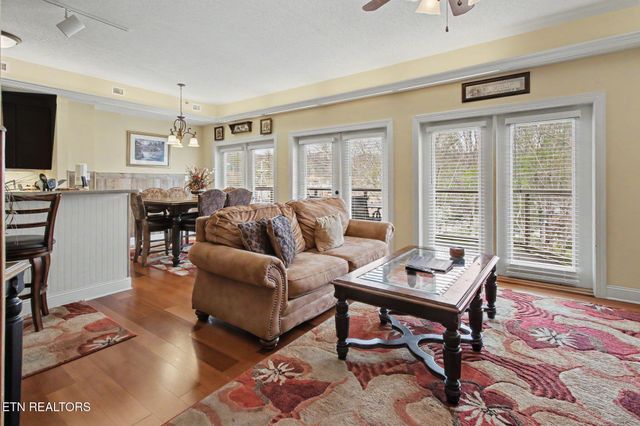 513 McCarter Rd Apt 4M, Gatlinburg, TN 37738