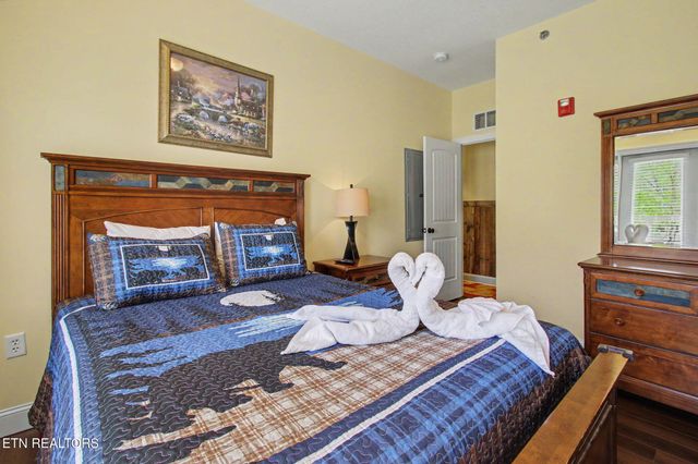 513 McCarter Rd Apt 4M, Gatlinburg, TN 37738