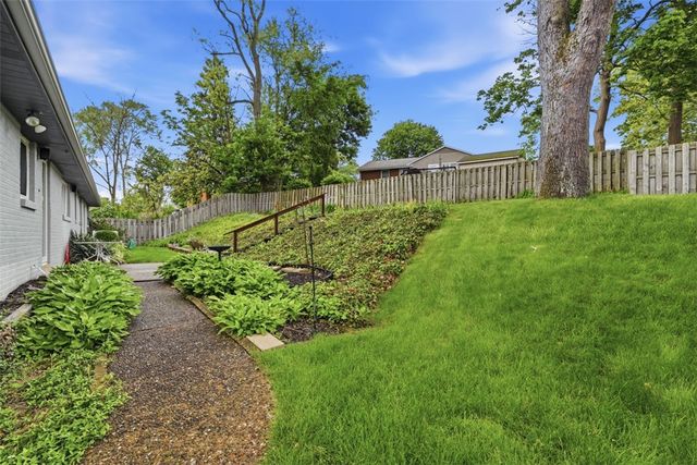 2621 Milford Dr, Bethel Park, PA 15102