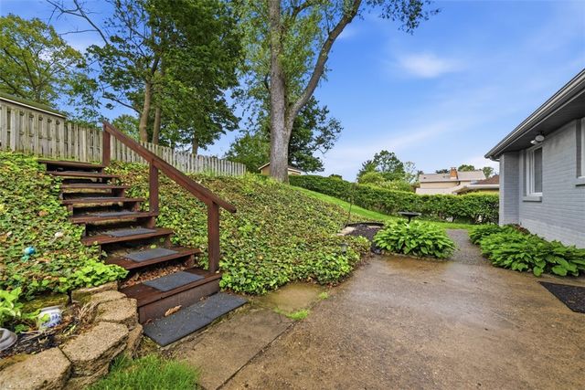 2621 Milford Dr, Bethel Park, PA 15102