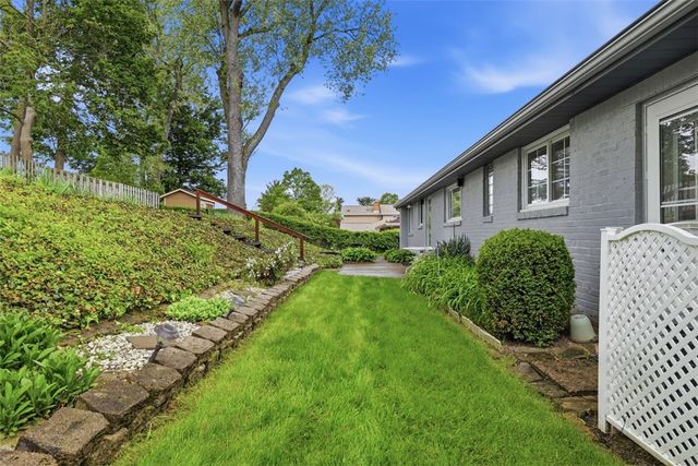 2621 Milford Dr, Bethel Park, PA 15102