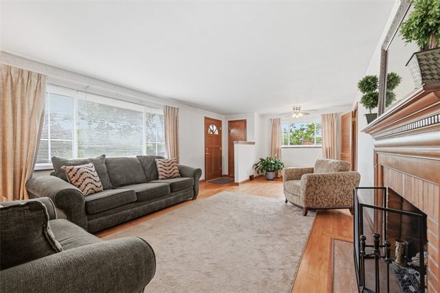 2621 Milford Dr, Bethel Park, PA 15102