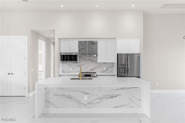 2100 SW 26th ST, Cape Coral, FL 33914