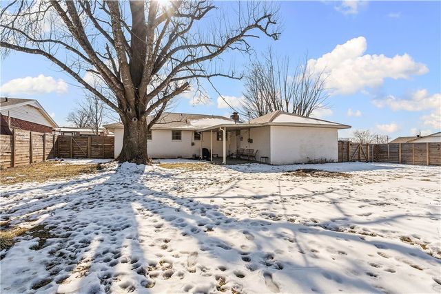 1521 W Gum Street, Rogers, AR 72758