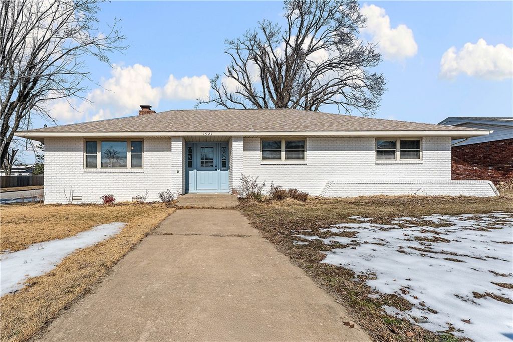 1521 W Gum Street, Rogers, AR 72758