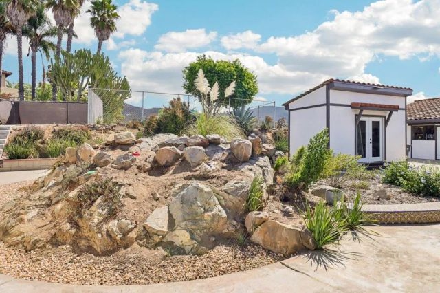 2068 Camino Culebra, Vista, CA 92084