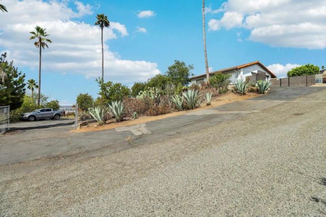 2068 Camino Culebra, Vista, CA 92084