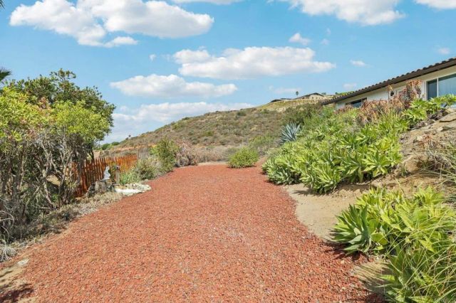 2068 Camino Culebra, Vista, CA 92084