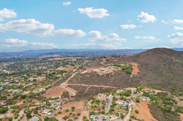 2068 Camino Culebra, Vista, CA 92084