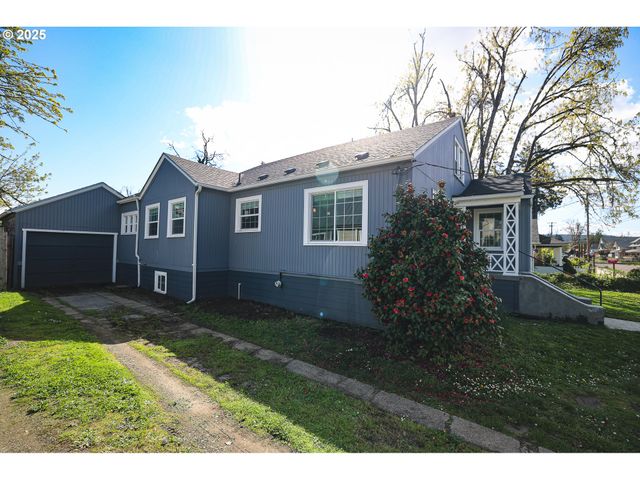 353 E MADISON Ave, Cottage Grove, OR 97424