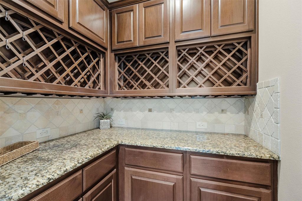 Image 6 of property listing at 17203 Prairie Falcon Lane, Conroe, TX 77385