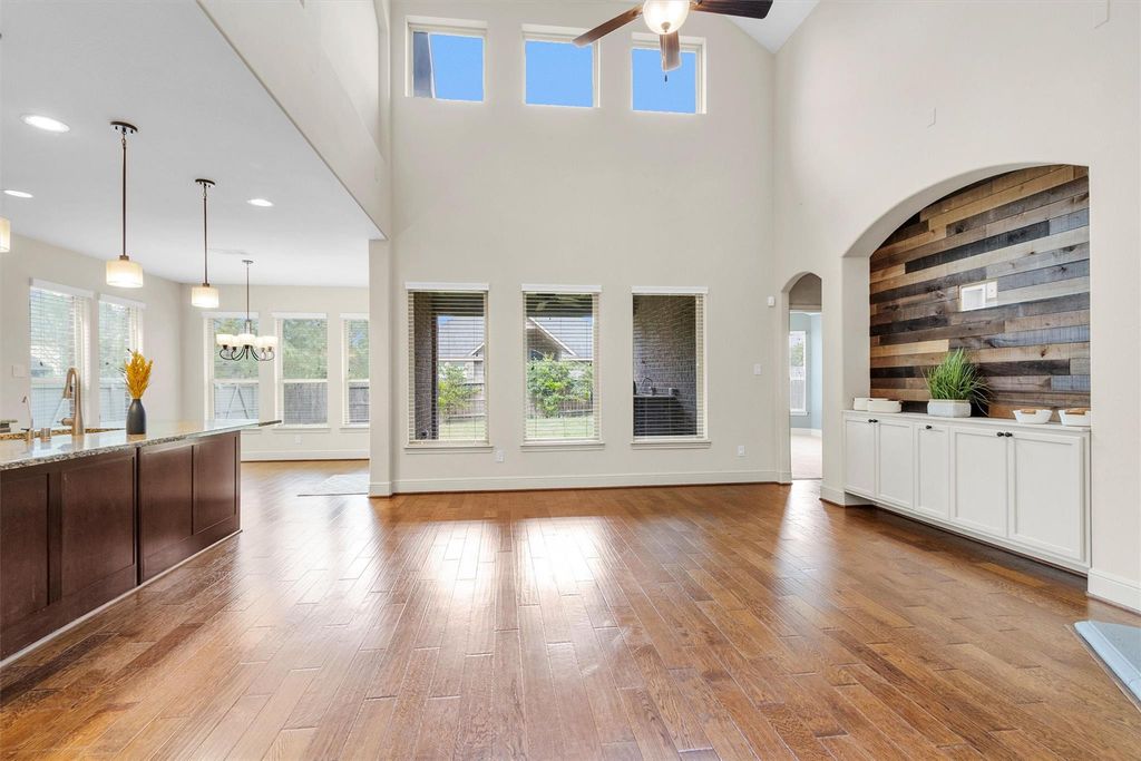 Image 8 of property listing at 17203 Prairie Falcon Lane, Conroe, TX 77385