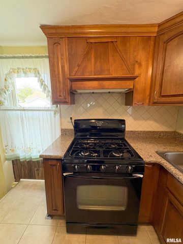 2107 E WREN Street, Peoria Heights, IL 61616