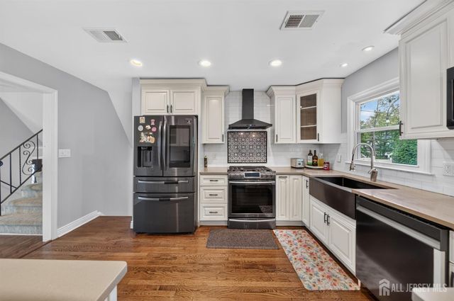 9 Nightingale Street, Edison, NJ 08820
