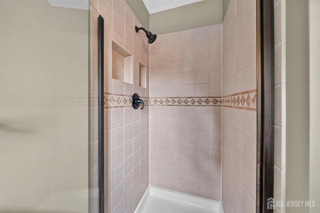 9 Nightingale Street, Edison, NJ 08820