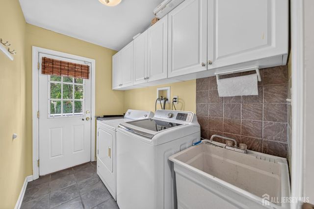 9 Nightingale Street, Edison, NJ 08820