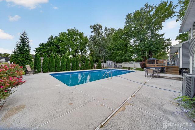 9 Nightingale Street, Edison, NJ 08820