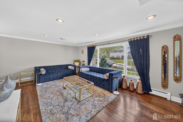 9 Nightingale Street, Edison, NJ 08820