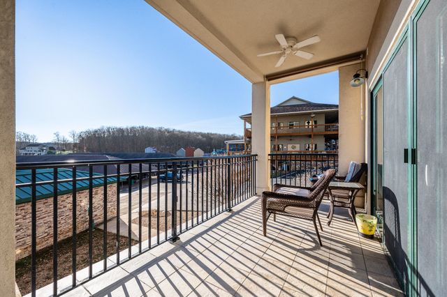 100 Bridgewater Pointe PL UNIT 102, Moneta, VA 24121