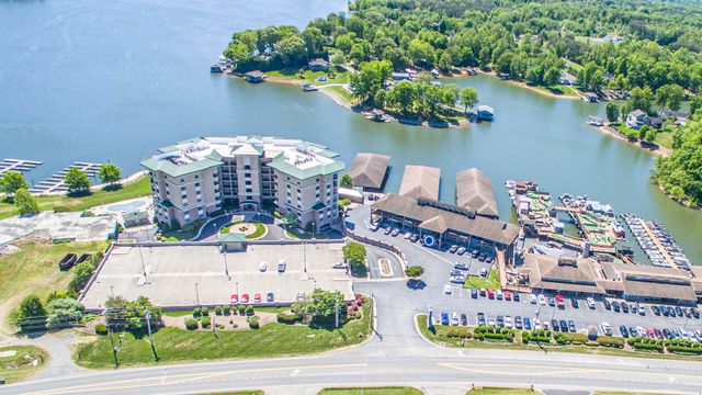 100 Bridgewater Pointe PL UNIT 102, Moneta, VA 24121